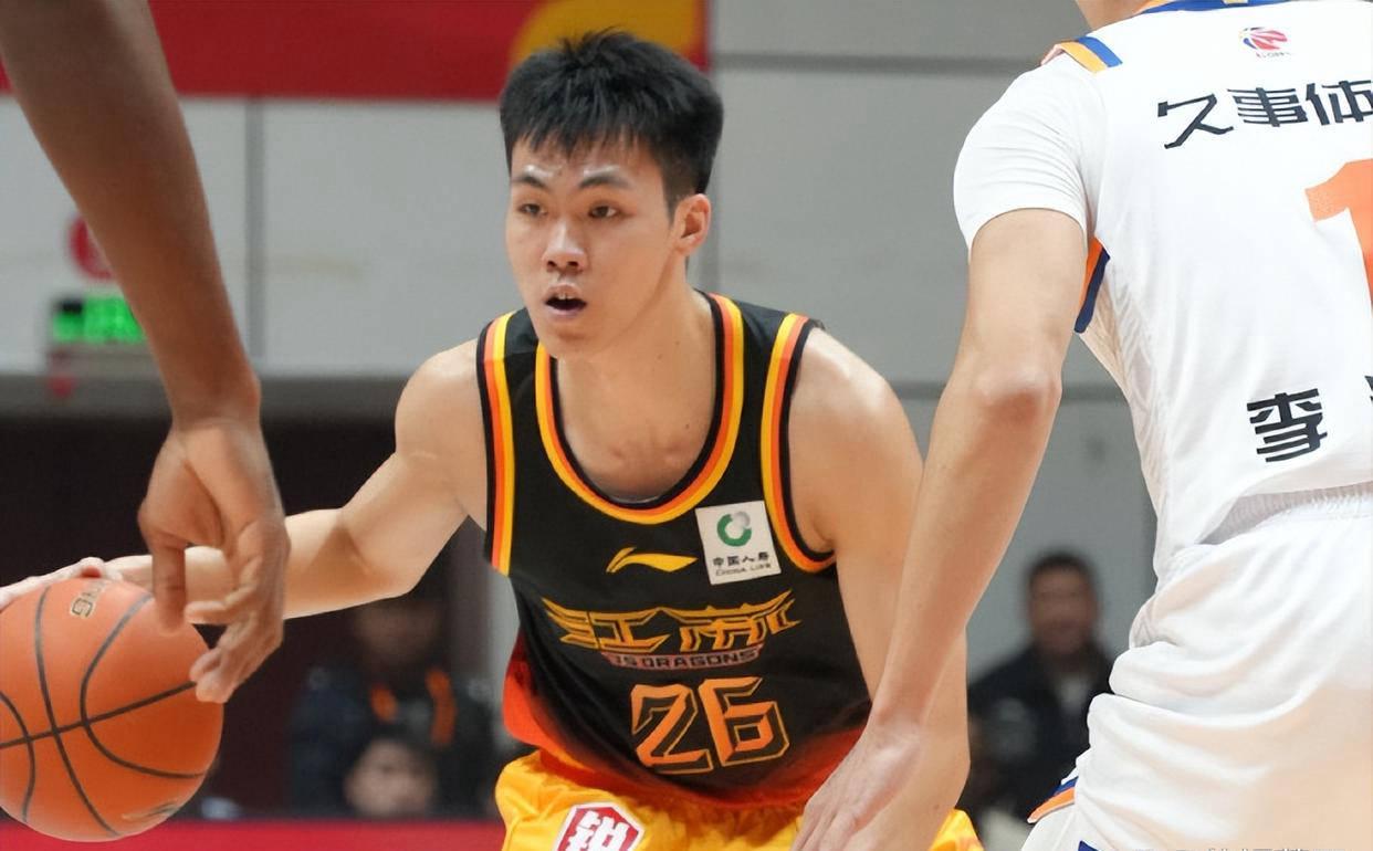 太阳城娱乐app下载-盘点CBA新秀第一年就成球队老大的3位现役球员（第二期）