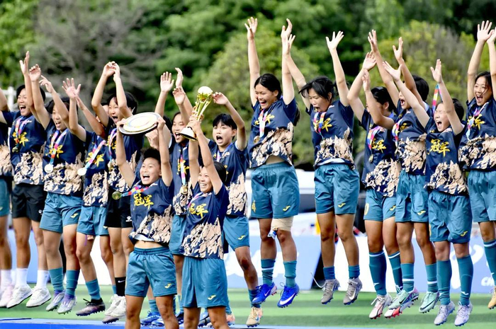 太阳城娱乐官方入口-从校园操场踢进“国字号” 四川四朵女足小花正迎风绽放｜闪闪发光的TA|王丽迪|朱派淅|吴佳蔓|四川省|五一_新浪新闻