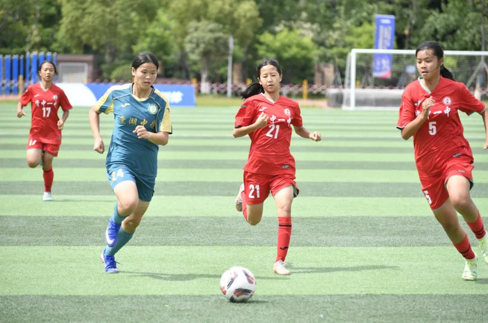 太阳城娱乐官方入口-从校园操场踢进“国字号” 四川四朵女足小花正迎风绽放｜闪闪发光的TA|王丽迪|朱派淅|吴佳蔓|四川省|五一_新浪新闻